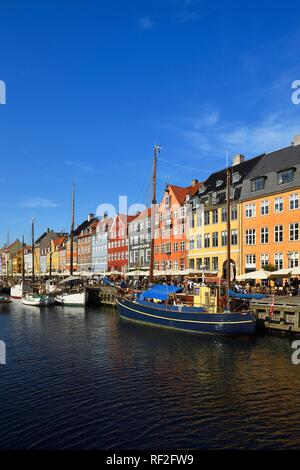 Voiliers sur le canal en face de façades colorées, un quartier de divertissement, Nyhavn, Copenhague, Danemark Banque D'Images