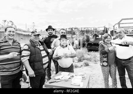 Petit-déjeuner à l'extérieur du groupe bénéficiant d'un vin à la Fiesta de San Sebastian à La Caleta, Tenerife, Canaries, Espagne Banque D'Images