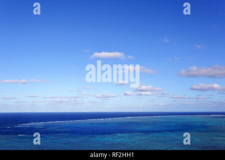 Un ciel bleu, les nuages et la mer, les récifs coralliens, l'Île Ishigaki, Japon Banque D'Images