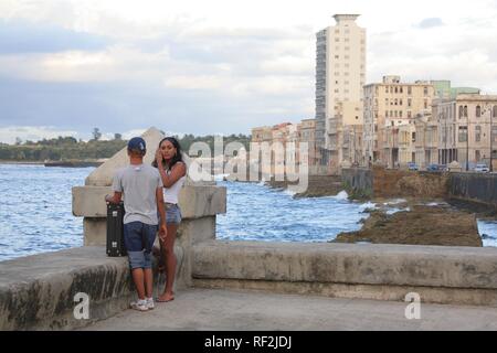 Couple local, promenade, Malecón, La Havane, Cuba, Caraïbes Banque D'Images