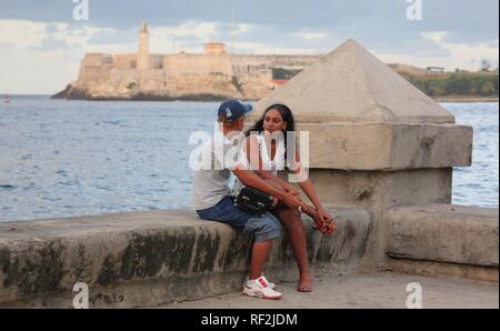 Couple local, promenade, Malecón, La Havane, Cuba, Caraïbes Banque D'Images
