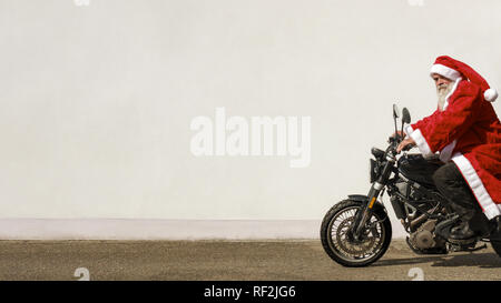 Une image d'un homme sur une moto dans un costume de Père Noël Banque D'Images