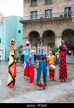 Les gens masqués sur pilotis pendant le carnaval à La Havane, Cuba, Caraïbes Banque D'Images