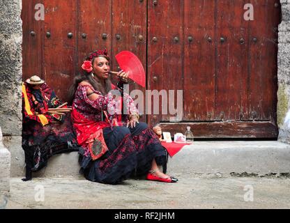 Femme fumant un cigare se présentant comme un modèle photo pour les touristes, La Havane, Cuba, Caraïbes Banque D'Images