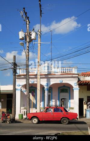 Façades coloniales le long de Calle Marti street, Pinar del Rio, dans le sud-ouest de Cuba, des Caraïbes Banque D'Images