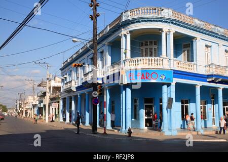 Façades coloniales le long de Calle Marti street, Pinar del Rio, dans le sud-ouest de Cuba, des Caraïbes Banque D'Images