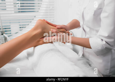 Thérapeute de massage massage relaxant des pieds, pieds, close-up Banque D'Images