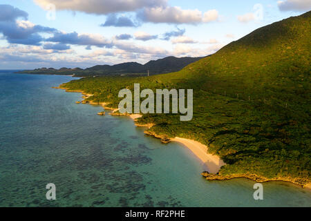 Vue aérienne sur la côte de la mer avec des plages et des rochers. Beau paysage marin naturel à l'été. des panneaux solaires par la route. Banque D'Images