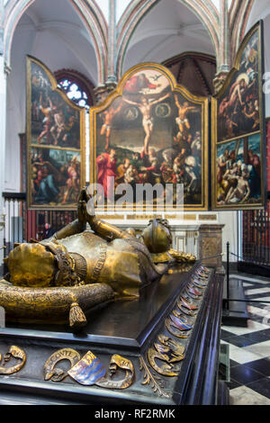 Triptyque de La Passion de Christ et tombeau de Charles le Téméraire dans l'église de Notre-Dame / Onze-Lieve-Vrouwekerk dans la ville de Bruges, Flandre occidentale, Belgique Banque D'Images