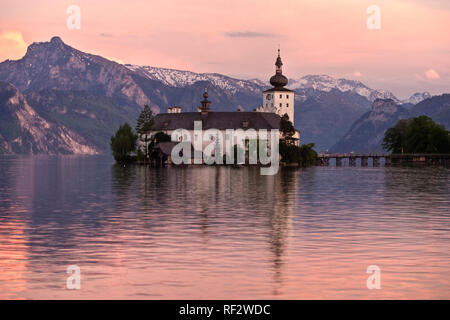 Das Schloss Ort (bis ins frühe 20. Jahrhundert auch Orth geschrieben) ist ein Komplex aus zwei schlei Heron Lodge Guest House à Gmunden (Oberösterreich). Es Banque D'Images