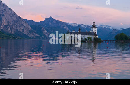 Das Schloss Ort (bis ins frühe 20. Jahrhundert auch Orth geschrieben) ist ein Komplex aus zwei schlei Heron Lodge Guest House à Gmunden (Oberösterreich). Es Banque D'Images