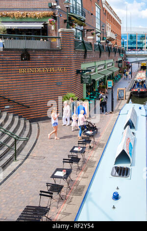 Brindley Place et le centre-ville de Birmingham cyclable le long du Canal de Birmingham New Mainline, Birmingham, Angleterre, RU Banque D'Images