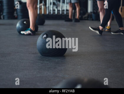 Photos authentiques d'hommes et de femmes travaillant dans une salle de sport. L'équipement de sport utilisé. Banque D'Images