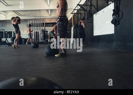 Photos authentiques d'hommes et de femmes travaillant dans une salle de sport. L'équipement de sport utilisé. Banque D'Images