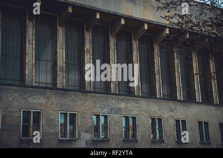 Berlin, Allemagne, 12 Novembre 2018 : détails architecturaux de l'aéroport historique de Tempelhof à Berlin, Allemagne. Banque D'Images