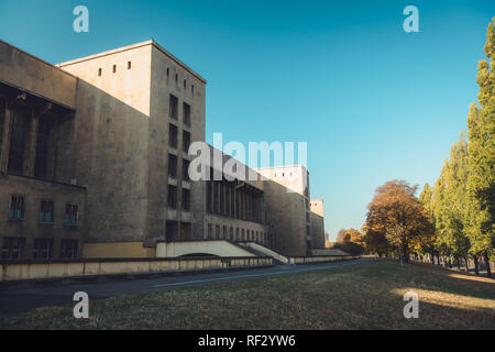 Berlin, Allemagne, 12 Novembre 2018 : détails architecturaux de l'aéroport historique de Tempelhof à Berlin, Allemagne. Banque D'Images