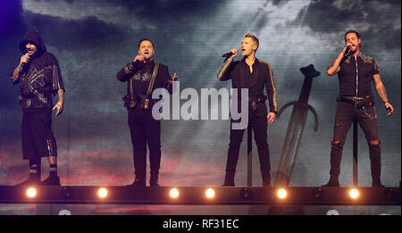 EDITORIAL SEULEMENT (de gauche à droite) Shane Lynch, Mikey Graham, Ronan Keating et Keith Duffy de Boyzone sur scène à l'arène de l'ESS, Belfast, dans le cadre de la band's Merci & Bonne nuit tournée d'adieux. Banque D'Images