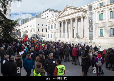 Vu les manifestants devant le Congrès des députés de Madrid pendant la manifestation. Les retraités de différents secteurs de la Communauté de Madrid pour protester contre la défense des pensions pour les retraités, contre le jeu des politiciens dans l'affaire des retraites, plus de ressources pour les pensions minimales et les pensions dans l'égalité entre les hommes et les femmes. Banque D'Images