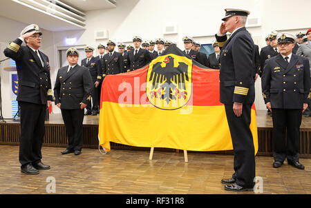 Rostock, Allemagne. 23 Jan, 2019. Le Vice-amiral Andreas Krause (l), inspecteur de la Marine, remet le commandement au Capitaine Guido Brach comme chef de l'état-major des Forces maritimes de l'allemand (DEU MARFOR). La Marine nationale du personnel de l'exploitation doit être composé d'environ 100 soldats dans l'avenir. Le siège de l'unité est d'être le centre de commandement de la marine actuellement en construction dans les locaux de la commande de la Marine. Crédit : Bernd Wüstneck/dpa/Alamy Live News Banque D'Images