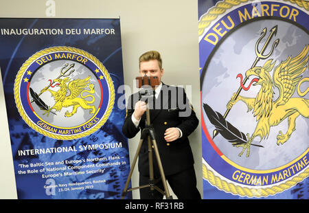 Rostock, Allemagne. 23 Jan, 2019. Lors d'une cérémonie protocolaire dans la Marine pour le déploiement de la 'personnel' des Forces maritimes (DEU MARFOR), une équipe vidéo de la marine se trouve en face de l'équipe logo. La Marine nationale du personnel de l'exploitation doit être composé d'environ 100 soldats dans l'avenir. Le siège de l'unité est d'être le centre de commandement de la marine actuellement en construction dans les locaux de la commande de la Marine. Crédit : Bernd Wüstneck/dpa/Alamy Live News Banque D'Images