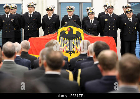 Rostock, Allemagne. 23 Jan, 2019. La formation du personnel des Forces maritimes de l 'Allemand' (DEU MARFOR) est célébré par une cérémonie solennelle dans le Commandement maritime. La Marine nationale du personnel de l'exploitation doit être composé d'environ 100 soldats dans l'avenir. Le siège de l'unité est d'être le centre de commandement de la marine actuellement en construction dans les locaux de la commande de la Marine. Crédit : Bernd Wüstneck/dpa/Alamy Live News Banque D'Images