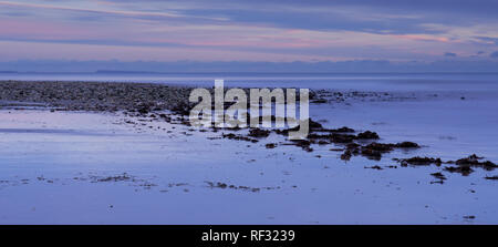 Charmouth, Dorset, UK. 23 janvier 2019. Météo France : un soir d'hiver froid à la station balnéaire de Charmouth, West Dorset. Le ciel sur la Cap d'or et la côte jurassique sont teintées de rose hiver alors que le soleil se couche sur une froide soirée de janvier. Credit : Celia McMahon/Alamy Live News Banque D'Images