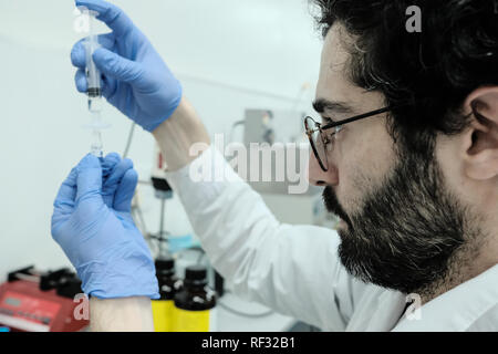 Lod, Israël. 23 janvier, 2019. Les industries pharmaceutiques Panaxia fournit des produits de qualité pharmaceutique produits du cannabis et des systèmes de prestation pour les patients et les médecins, la modernisation du domaine médical utilisant les propriétés et les avantages du cannabis médical tout en bénéficiant de plus de 20 pour cent de la main-d'œuvre dédiée à la recherche et au développement. Israël est considéré comme un leader mondial dans la recherche sur le cannabis médical et de l'innovation et l'un des trois seuls pays au monde où la recherche de cannabis est parrainé par le gouvernement. Credit : Alon Nir/Alamy Live News Banque D'Images