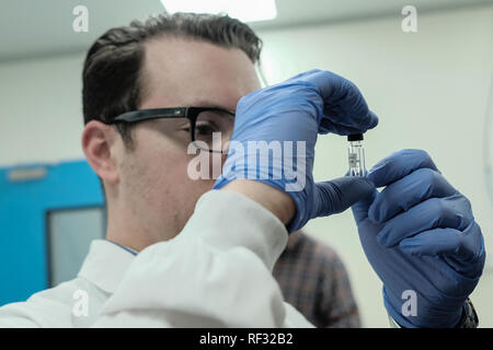 Lod, Israël. 23 janvier, 2019. Les industries pharmaceutiques Panaxia fournit des produits de qualité pharmaceutique produits du cannabis et des systèmes de prestation pour les patients et les médecins, la modernisation du domaine médical utilisant les propriétés et les avantages du cannabis médical tout en bénéficiant de plus de 20 pour cent de la main-d'œuvre dédiée à la recherche et au développement. Israël est considéré comme un leader mondial dans la recherche sur le cannabis médical et de l'innovation et l'un des trois seuls pays au monde où la recherche de cannabis est parrainé par le gouvernement. Credit : Alon Nir/Alamy Live News Banque D'Images