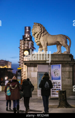 Westminster, Londres, 23 Jan 2019. Les navetteurs en soirée sur le pont de Westminster. Le soleil se couche et la nuit tombe sur Big Ben, le Parlement, le pont de Westminster et de la Tamise à Westminster, à la suite d'une journée relativement calme et froid dans la capitale. Credit : Imageplotter News et Sports/Alamy Live News Banque D'Images