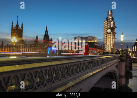 Westminster, Londres, 23 Jan 2019. Le soleil se couche et la nuit tombe sur Big Ben, le Parlement, le pont de Westminster et de la Tamise à Westminster, à la suite d'une journée relativement calme et froid dans la capitale. Credit : Imageplotter News et Sports/Alamy Live News Banque D'Images