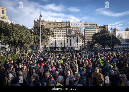 Barcelone, Catalogne, Espagne. 23 Jan, 2019. Des centaines de chauffeurs de taxi vu l'attente à Plaza CataluÃ±a, pour leur tour de vote et résoudre la continuité ou non de la grève.La procédure de vote a commencé. Des centaines de chauffeurs de taxi occupent la Plaza Catalunya en attendant le tour de vote s'ils continuent la grève ou accepter le nouveau décret-loi présenté par le Gouvernement de la Catalogne. Credit : Paco Freire SOPA/Images/ZUMA/Alamy Fil Live News Banque D'Images