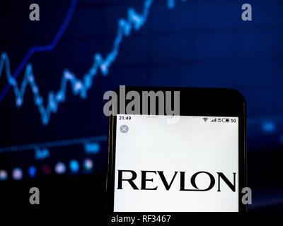 Kiev, Ukraine. 23 Jan, 2019. Logo de l'entreprise cosmétiques Revlon vu affichée sur un téléphone intelligent. Crédit : Igor Golovniov SOPA/Images/ZUMA/Alamy Fil Live News Banque D'Images