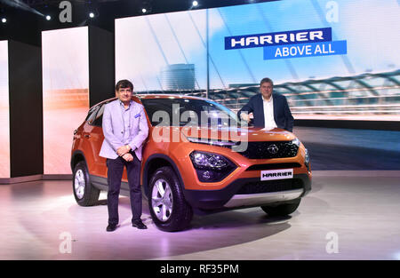 Mayank Pareek (Président de voiture de Tata Motors), L, avec Günter Butschek (PDG & MD Tata Motors), R, sont considérés lors du lancement de Tata Motors SUV très attendu 'Harrier' à Mumbai. Banque D'Images