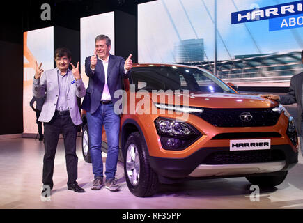 Mayank Pareek (Président de voiture de Tata Motors), L, avec Günter Butschek (PDG & MD Tata Motors), R, sont considérés lors du lancement de Tata Motors SUV très attendu 'Harrier' à Mumbai. Banque D'Images