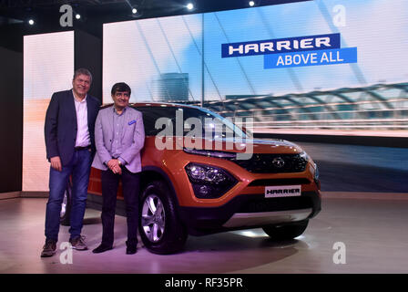 Günter Butschek (PDG & MD Tata Motors), L, avec Mayank Pareek (Président de voiture de Tata Motors), R, sont considérés lors du lancement de Tata Motors SUV très attendu 'Harrier' à Mumbai. Banque D'Images