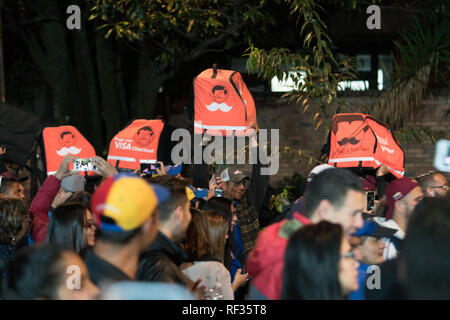 Bogota, Colombie, 23 janvier 2019. Livreurs contenir jusqu'leur delviry avec sacs imprimés graphiques anti-Maduro sur mars pour protester contre le gouvernement à l'appui et le nouveau président auto-déclarés. Credit : Jonathan Tait/Alamy Live News Banque D'Images