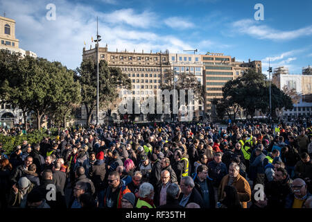 Des centaines de chauffeurs de taxi vu l'attente à la Plaza Cataluña pour leur tour de vote et résoudre la continuité ou non de la grève. La procédure de vote a commencé. Des centaines de chauffeurs de taxi occupent la Plaza Catalunya en attendant le tour de vote s'ils continuent la grève ou accepter le nouveau décret-loi présenté par le Gouvernement de la Catalogne. Banque D'Images