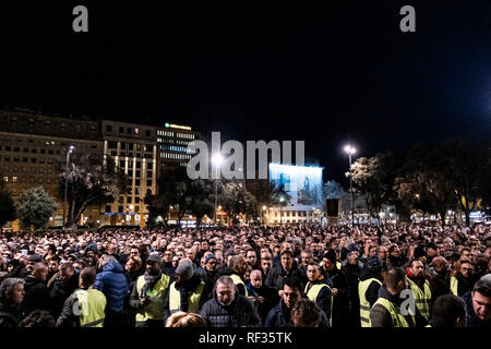 Des centaines de chauffeurs de taxi vu l'attente à la Plaza Cataluña pour leur tour de vote et résoudre la continuité ou non de la grève. La procédure de vote a commencé. Des centaines de chauffeurs de taxi occupent la Plaza Catalunya en attendant le tour de vote s'ils continuent la grève ou accepter le nouveau décret-loi présenté par le Gouvernement de la Catalogne. Banque D'Images