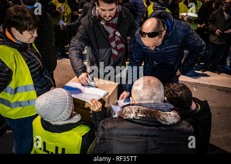 Un chauffeur de taxi est vu l'exercice de son droit de vote à l'un des tableaux. La procédure de vote a commencé. Des centaines de chauffeurs de taxi occupent la Plaza Catalunya en attendant le tour de vote s'ils continuent la grève ou accepter le nouveau décret-loi présenté par le Gouvernement de la Catalogne. Banque D'Images