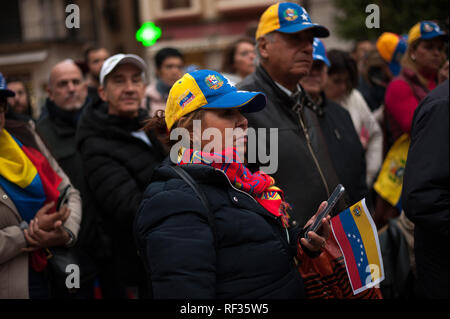 Les manifestants vénézuéliens sont considérés comme la collecte ils prennent part au cours de la démonstration à l'appui de l'homme politique Juan Guaidó, président de l'Assemblée nationale vénézuélienne et député du parti de l'opposition de la volonté populaire (Voluntad Popular). Banque D'Images
