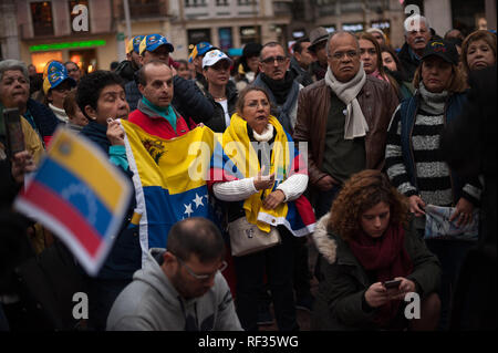 Les manifestants vénézuéliens sont considérés comme la collecte ils prennent part au cours de la démonstration à l'appui de l'homme politique Juan Guaidó, président de l'Assemblée nationale vénézuélienne et député du parti de l'opposition de la volonté populaire (Voluntad Popular). Banque D'Images