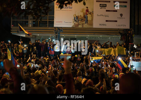 Bogota, Colombie, 23 janvier 2019. Des manifestants à l'extérieur du Venezuela la résidence de l'Ambassadeur à mars pour protester contre le gouvernement et de soutenir la nouvelle auto-proclamé président. Credit : Jonathan Tait/Alamy Live News Banque D'Images