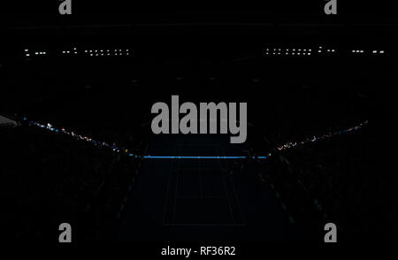 Melbourne, Australie. 24 Jan, 2019. Spectateurs attendre la demi-finale des femmes comme Rod Laver Arena d'arrêter ses parasols pendant l'Open d'Australie 2019 à Melbourne, Australie, le 24 janvier 2019. Le Melbourne Park vu la chaleur ici jeudi. Credit : Bai Xuefei/Xinhua/Alamy Live News Banque D'Images