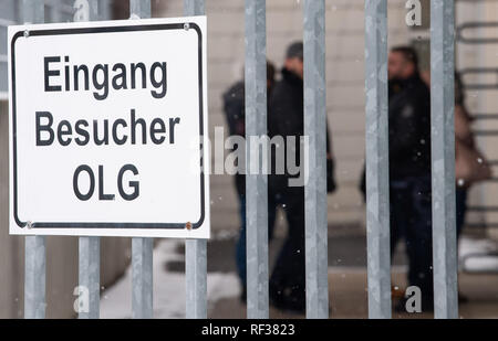 Stuttgart, Allemagne. 24 Jan, 2019. Les visiteurs du stand d'essai à l'entrée de la salle du Stammheim JVA le jour où le verdict est attendu dans le procès de membres présumés du gang de rue nationaliste turc interdit 'BC' Germania Osmanen avant la cour régionale de Stuttgart. Les défendeurs sont accusés de lésions corporelles dangereuses, le trafic humain, l'extorsion et le trafic de drogues. Crédit : Sébastien Gollnow/dpa/Alamy Live News Banque D'Images