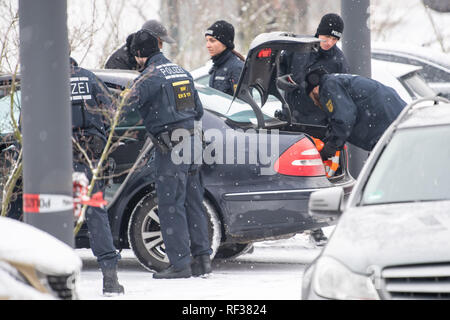 Stuttgart, Allemagne. 24 Jan, 2019. Recherche d'agents de police une voiture de visiteurs le jour du procès le verdict est attendu dans le procès des membres présumés du gang de rue nationaliste turc interdit 'BC' Germania Osmanen avant la cour régionale de Stuttgart. Les défendeurs sont accusés de lésions corporelles dangereuses, le trafic humain, l'extorsion et le trafic de drogues. Crédit : Sébastien Gollnow/dpa/Alamy Live News Banque D'Images