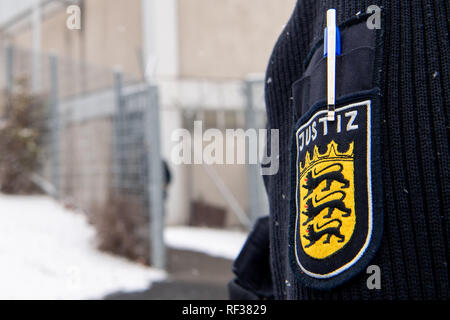 Stuttgart, Allemagne. 24 Jan, 2019. Le jour où le verdict est attendu dans le procès de membres présumés du gang de rue nationaliste turc interdit 'BC' Germania Osmanen avant la cour régionale de Stuttgart, un agent de la justice se trouve en face de la salle d'audience à l'Stammheim JVA. Les défendeurs sont accusés de lésions corporelles dangereuses, le trafic humain, l'extorsion et le trafic de drogues. Crédit : Sébastien Gollnow/dpa/Alamy Live News Banque D'Images