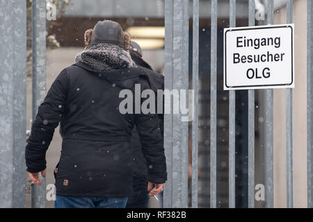 Stuttgart, Allemagne. 24 Jan, 2019. Un visiteur de l'essai le jour où le verdict dans le procès de membres présumés du gang de rue nationaliste turc interdit Osmanen 'BC' Germania est prévu avant la cour régionale de Stuttgart, se dirige vers la salle d'audience à la Stammheim JVA. Les défendeurs sont accusés de lésions corporelles dangereuses, le trafic humain, l'extorsion et le trafic de drogues. Crédit : Sébastien Gollnow/dpa/Alamy Live News Banque D'Images