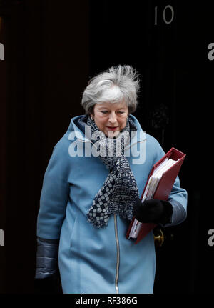 (190124) -- BEIJING, 24 janvier 2019 (Xinhua) -- Le Premier ministre britannique Theresa peut laisse 10 Downing Street pour questions au premier ministre (LF) à Londres, Grande-Bretagne, le 23 janvier 2019. (Xinhua/Han Yan) Banque D'Images