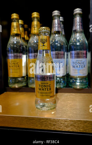L'Eau Tonique Fever-Tree. Fever-Tree a signalé une autre année de croissance rapide que les consommateurs s'arrachent ses mixers pendant la vague et l'animation de Noël. Dans une mise à jour, le groupe a déclaré que l'ensemble de l'année recettes pour 2018 était d'environ €236 millions, soit une augmentation de 39  %. Le conseil du groupe prévoit un résultat d'être une avance confortable sur ses attentes. Photographie par Jason Bye Banque D'Images