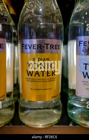 L'Eau Tonique Fever-Tree. Fever-Tree a signalé une autre année de croissance rapide que les consommateurs s'arrachent ses mixers pendant la vague et l'animation de Noël. Dans une mise à jour, le groupe a déclaré que l'ensemble de l'année recettes pour 2018 était d'environ €236 millions, soit une augmentation de 39  %. Le conseil du groupe prévoit un résultat d'être une avance confortable sur ses attentes. Photographie par Jason Bye Banque D'Images